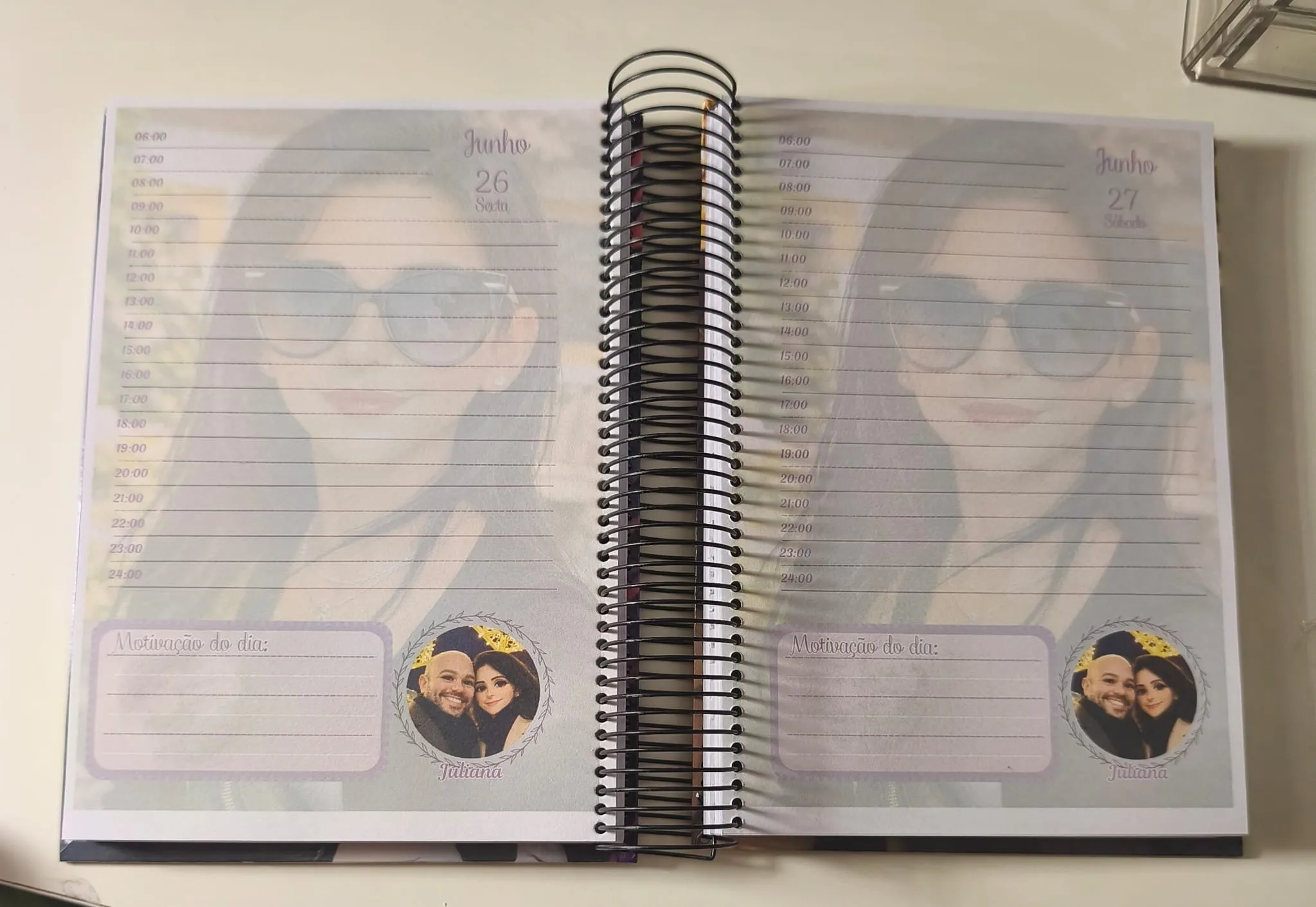 Agenda aberta nas páginas diárias, com fotos personalizadas em fundo e espaço para a motivação do dia